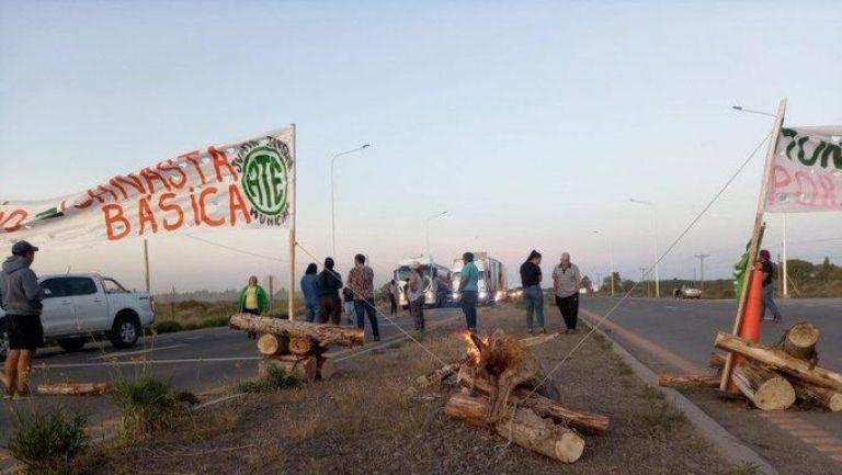 Trabajadores municipales de Senillosa firma acuerdo tras días de tensión y cortes