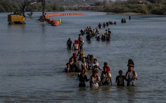 Dos muertos al hundirse un barco de migrantes frente a una isla griega